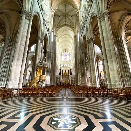 Le Carre Noyon Gare *